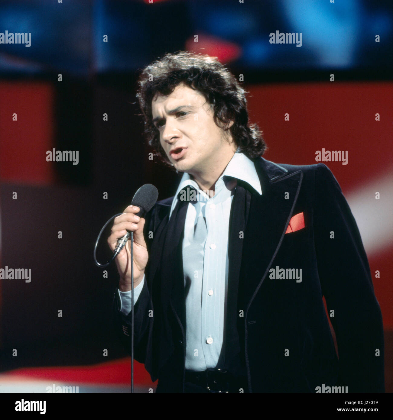 Französischer Komponist und Sänger Michel sardou dans Liedercircus «Musiksendung der', Deutschland 1970 er Jahre. Chanteur et compositeur français Michel sardou l'exécution en Allemagne, années 70. Banque D'Images