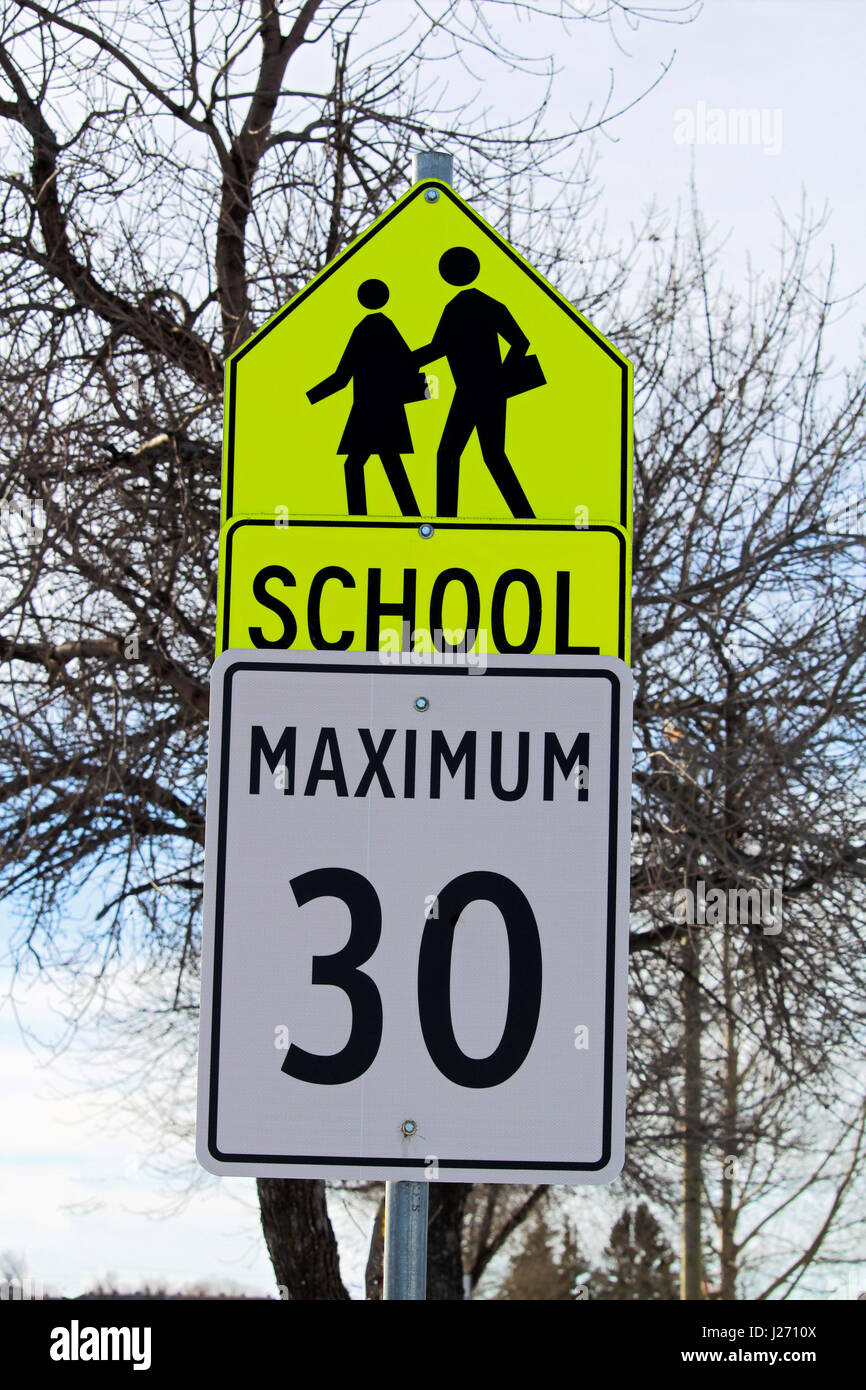 Zone scolaire signe avec limite de vitesse maximale Banque D'Images