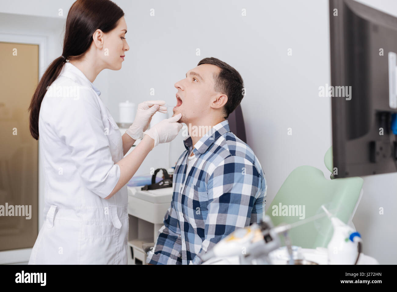Oto-rhino-laryngologiste faisant l'examen attentif de la gorge Banque D'Images