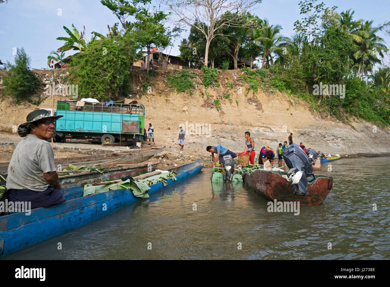 Emberå indiens le déchargement de bananes de pirogues sur le Rio Tuquesa dans la jungle du Panama Banque D'Images