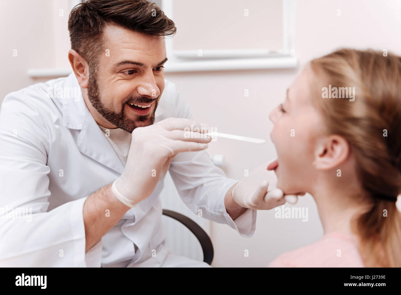 L'examen attentif de la gorge faire pédiatre Banque D'Images