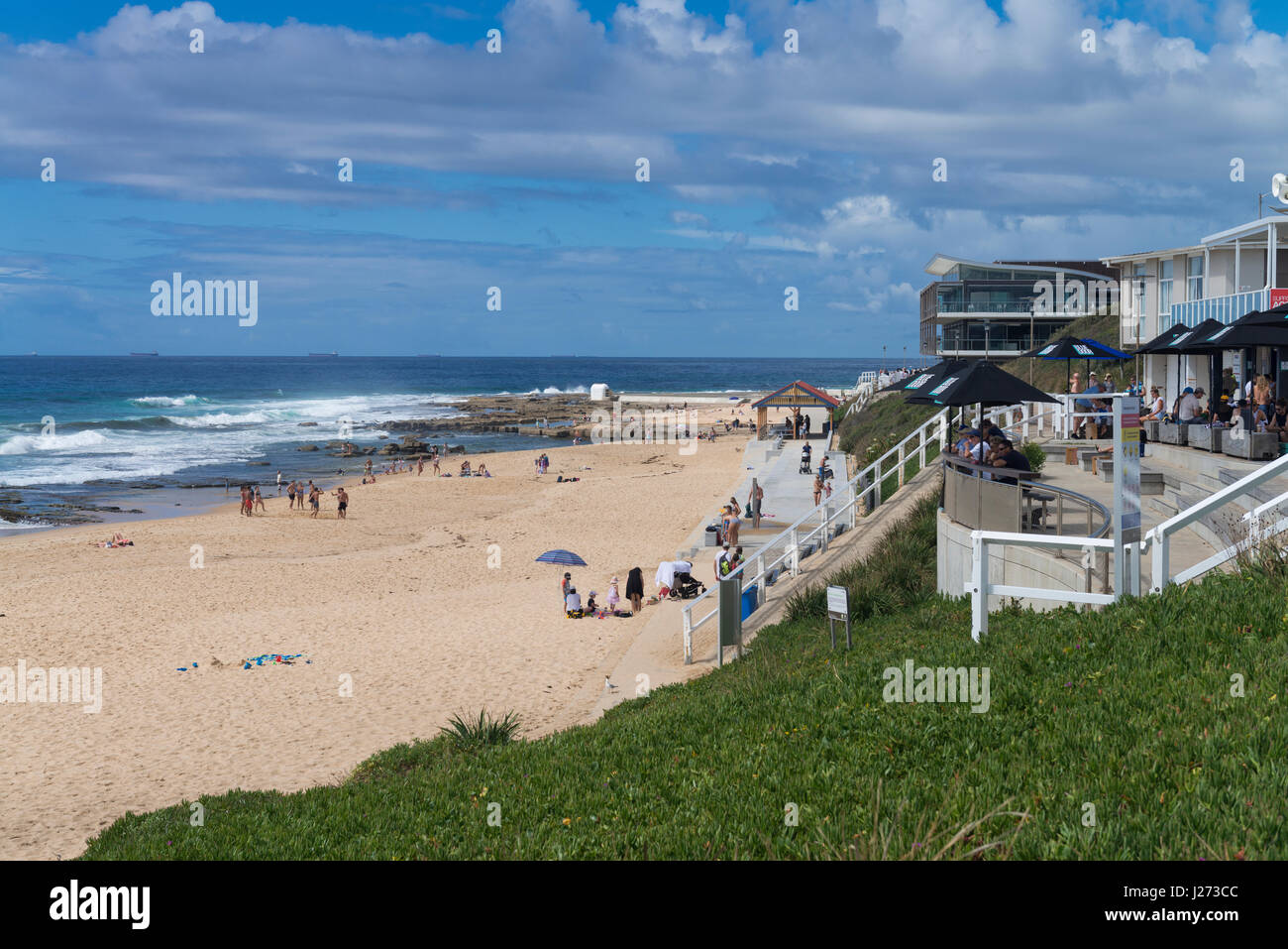 Merewether Surf Club, Newcastle, New South Wales, Australie, surplombe la plage et l'océan Pacifique sous un ciel bleu. Banque D'Images
