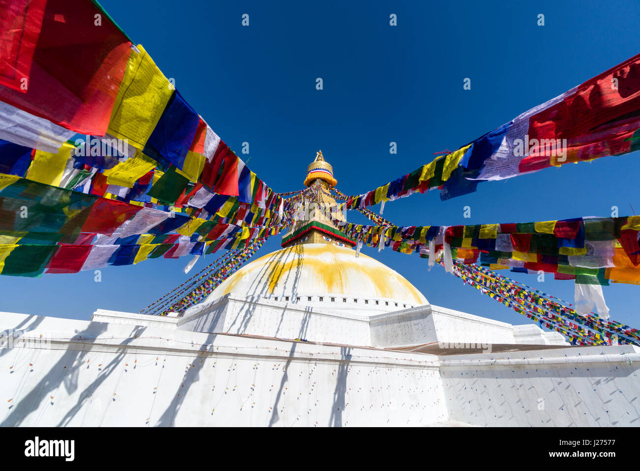 Le bouda stupa est le centre de la spiritualité bouddhiste de la ville, le bâtiment blanc est tibetean prayerflags coloré décoré par Banque D'Images