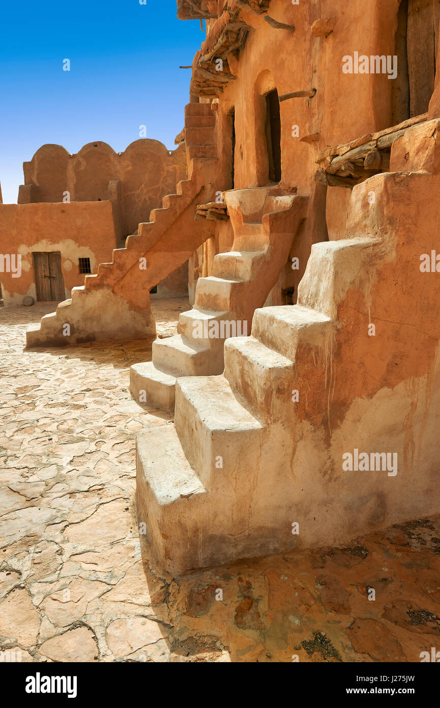 Ksar Ouled Soltane, un Arabe et Berbère traditionnel grenier voûté adobe fortifiée, caves ou ghorfas, située sur le bord du nord du Sahara dans Banque D'Images