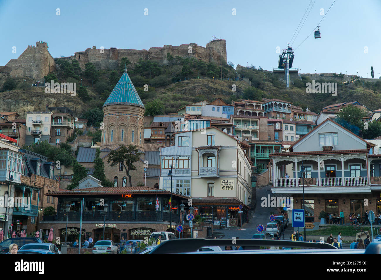 Tbilissi, Géorgie-Sep 25, 2016 : s'appuyant sur Gorgasali place de la vieille ville avec vue sur la forteresse de Narikala. Banque D'Images