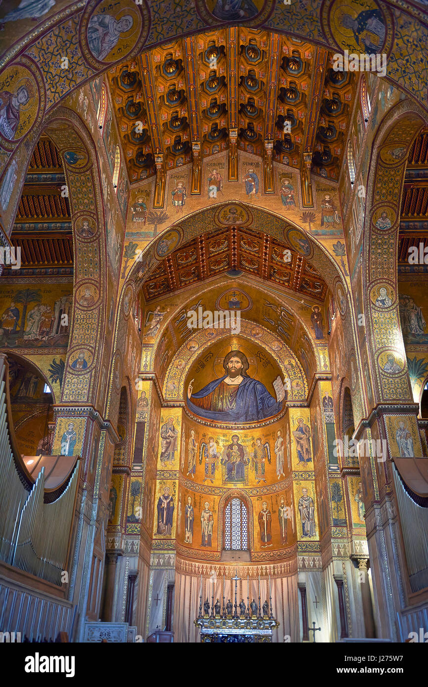 Le Christ Pantocrator mosaïques de la cathédrale médiévale d'Norman-Byzantine de Monreale, province de Palerme, Sicile, Italie. Banque D'Images