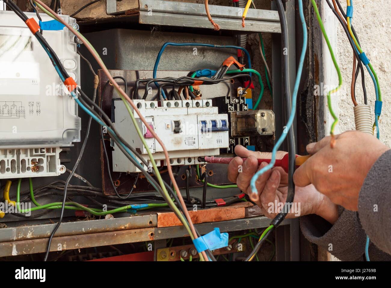 La réparation de vieux appareils de commutation électrique. Un électricien remplace l'ancien appareils électriques Banque D'Images