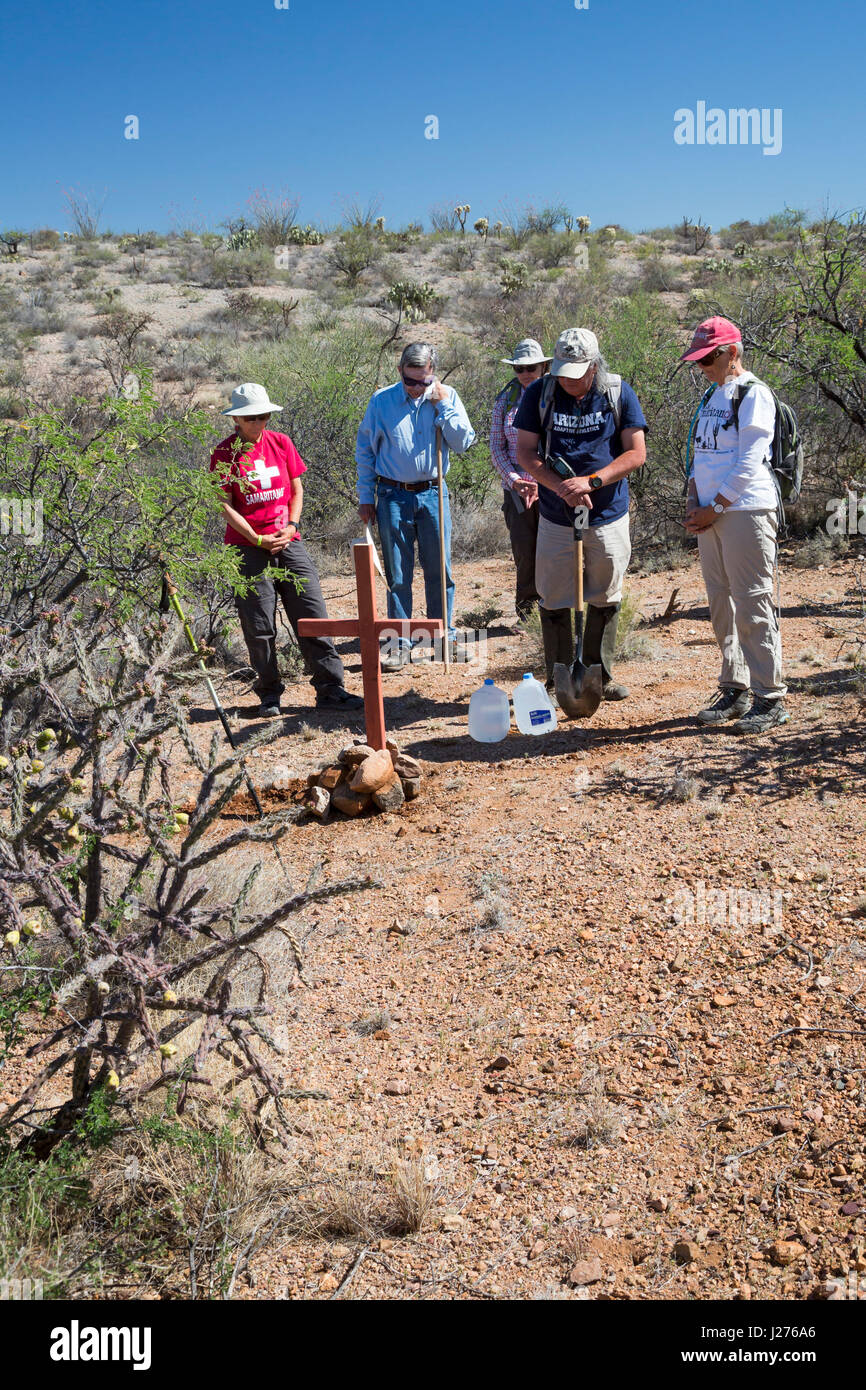 Tucson, Arizona - membres de la Tucson Samaritains place croix dans le désert des lieux où le reste des migrants n'a été trouvé. Des centaines de mig Banque D'Images