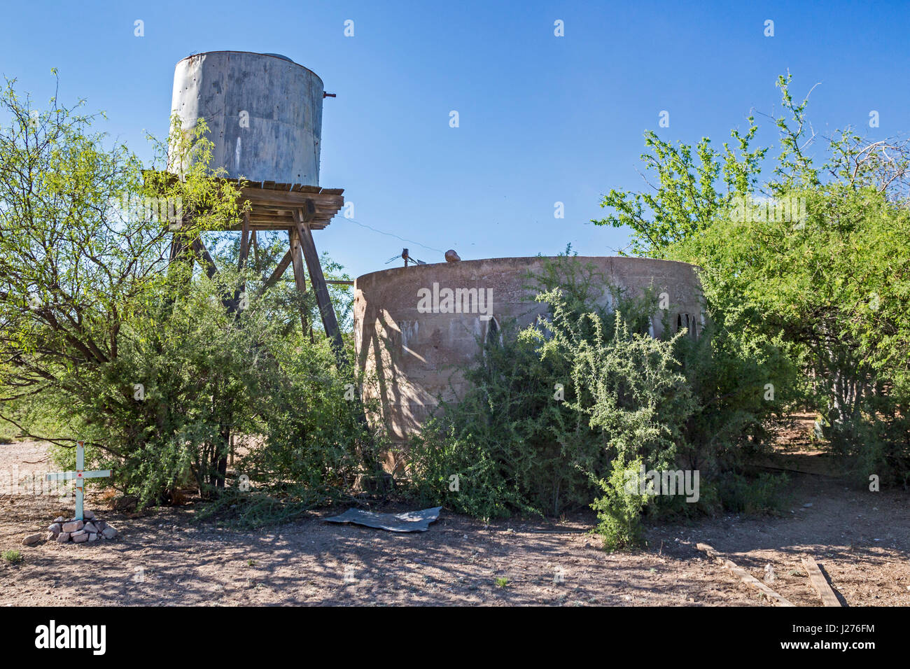 Tucson, Arizona - Un réservoir utilisé par les éleveurs pour stocker l'eau pour le bétail dans le désert de l'Arizona. La croix en bas à gauche indique qu'un migrant est mort Banque D'Images