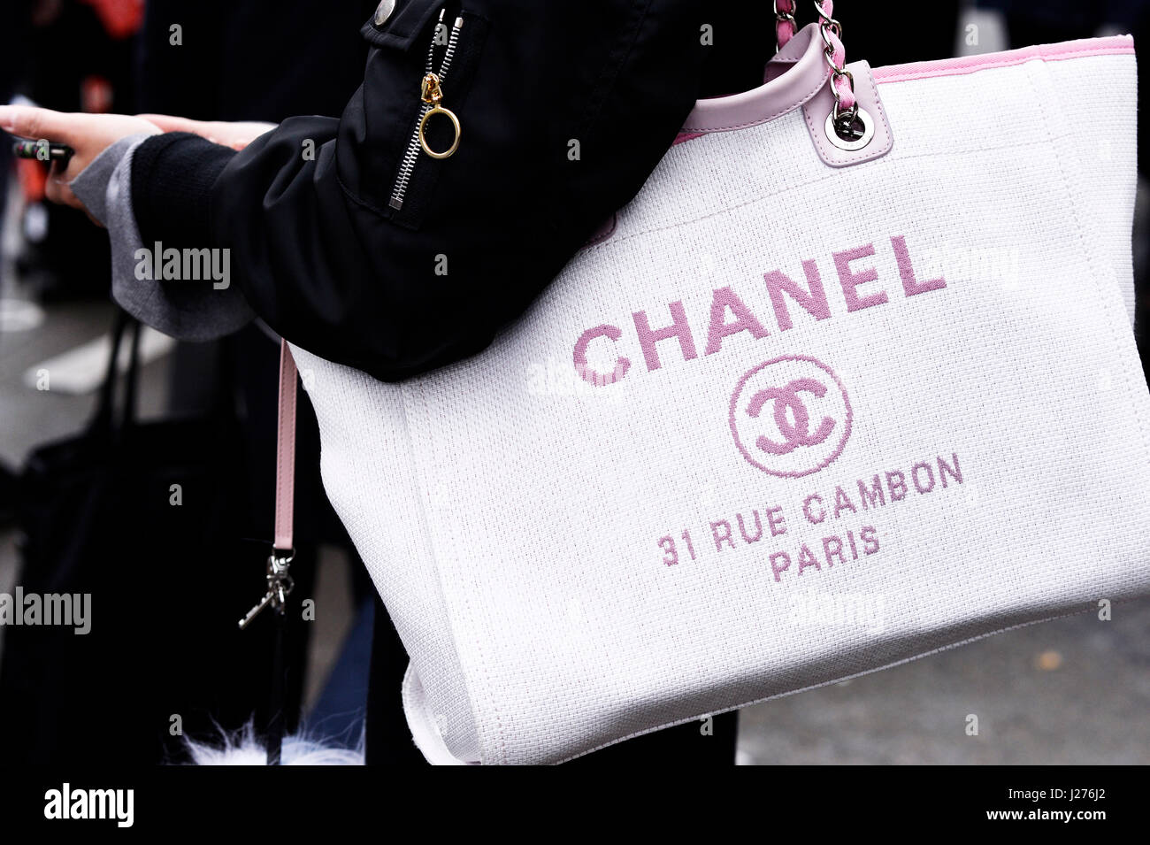 Chez Chanel, Streetstyle Prêt à Porter A/W 2017-2018, le Grand-Palais, Paris, France Banque D'Images