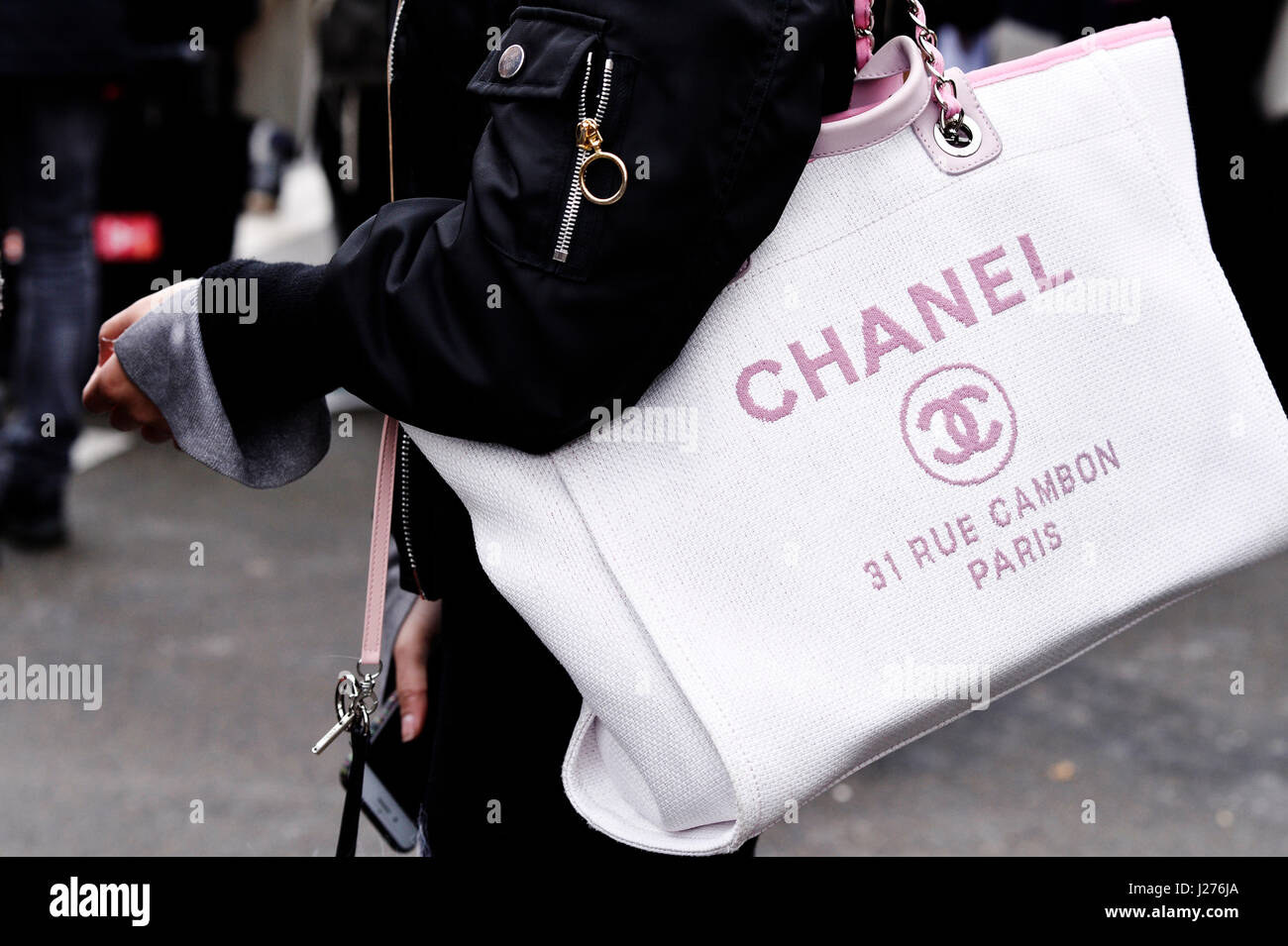 Chez Chanel, Streetstyle Prêt à Porter A/W 2017-2018, le Grand-Palais, Paris, France Banque D'Images