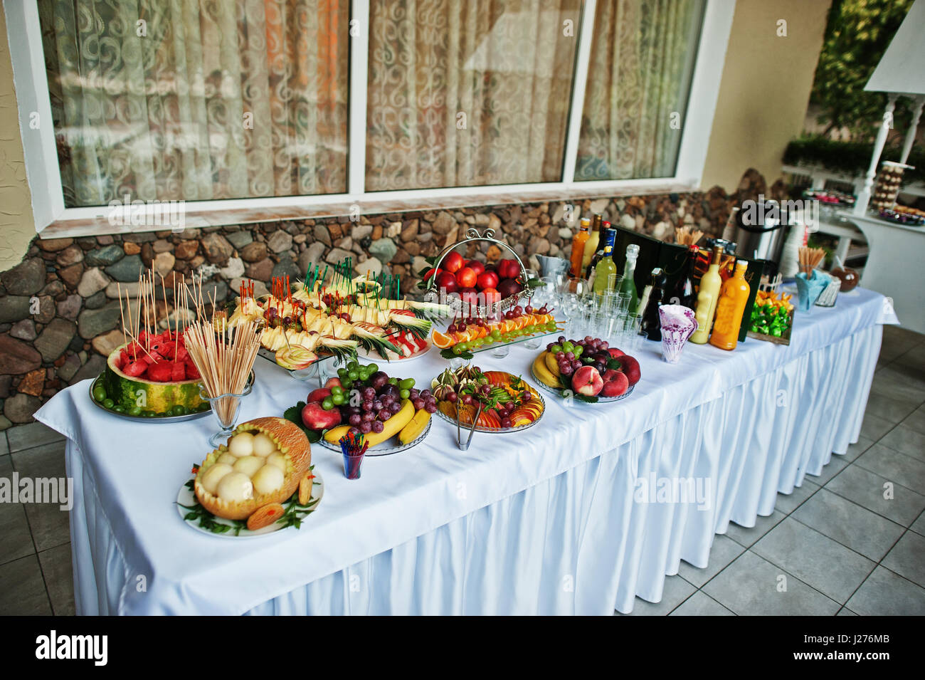 Table Catering avec différents fruits tels que melons, ananas à