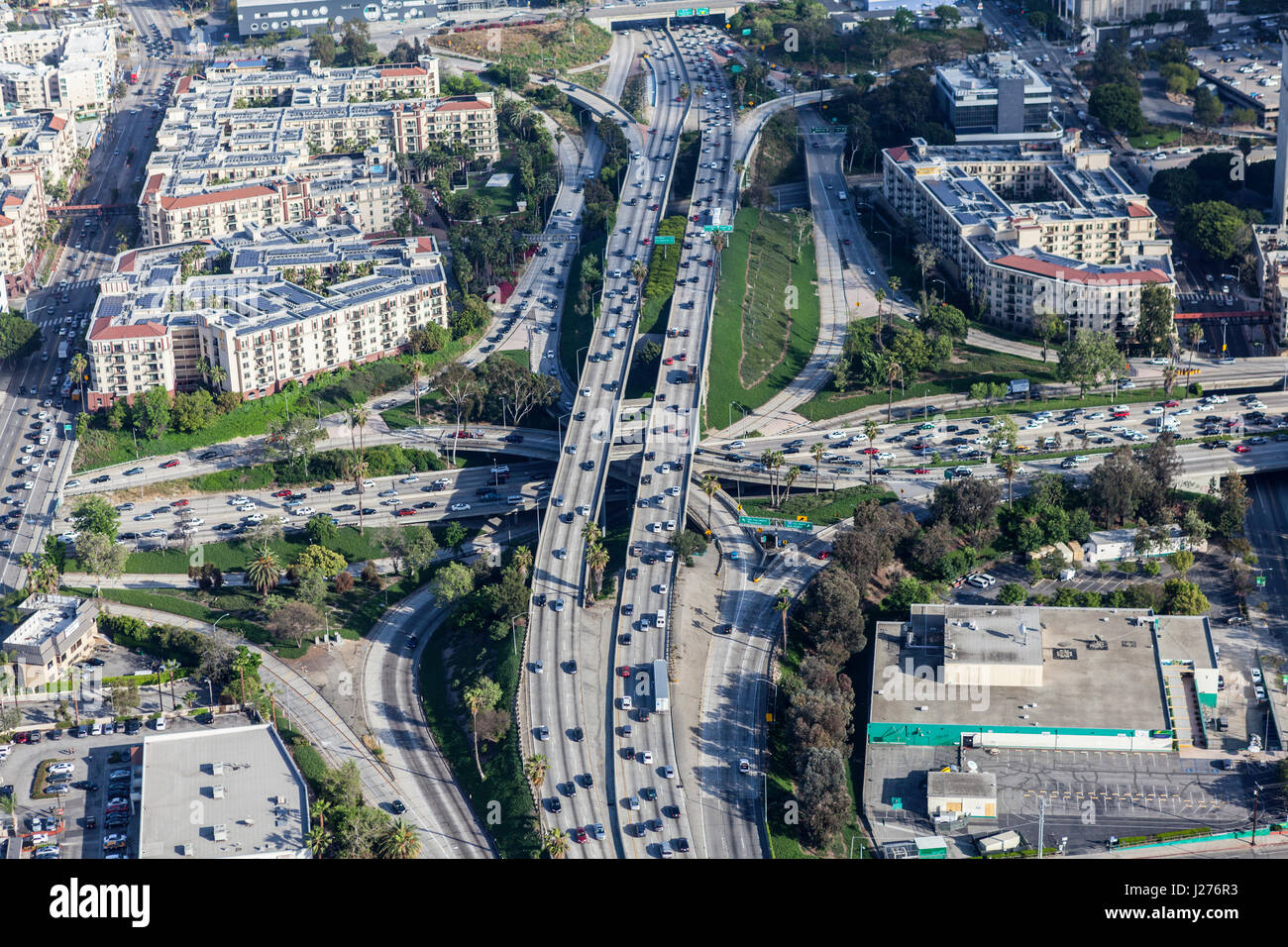 Los Angeles, Californie, USA - 12 Avril 2017 : Après-midi vue aérienne du port 110 et 101 Hollywood freeway interchange dans le centre-ville de LA. Banque D'Images