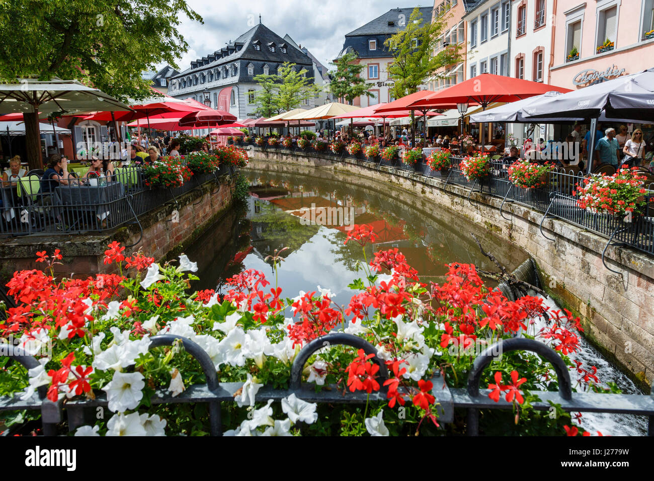 La rivière Leuk bordée de restaurants à Bernkastel-kues, Allemagne Banque D'Images