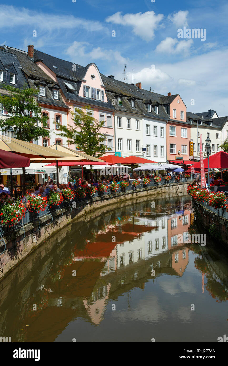 La rivière Leuk bordée de restaurants à Bernkastel-kues, Allemagne Banque D'Images