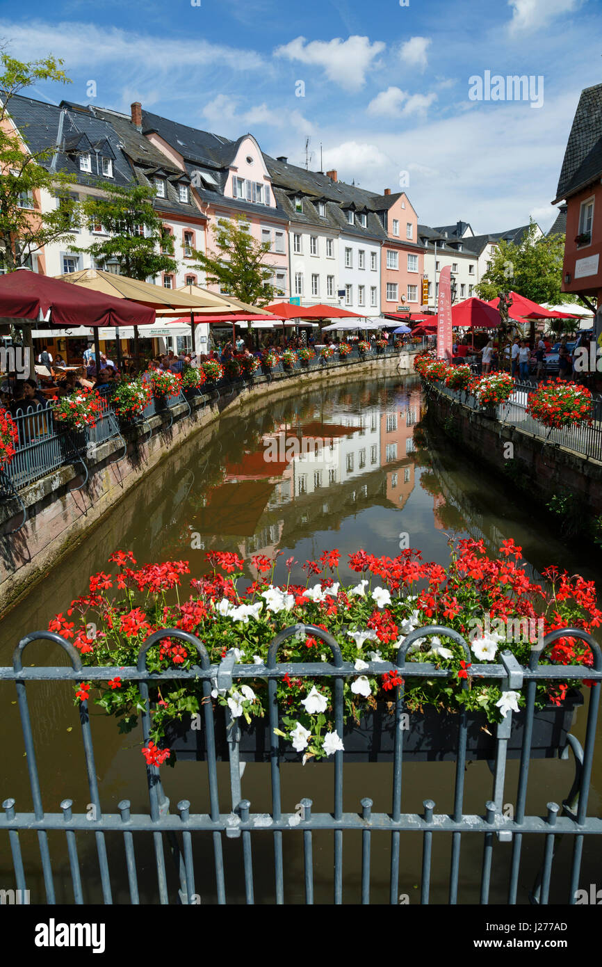 La rivière Leuk bordée de restaurants à Bernkastel-kues, Allemagne Banque D'Images