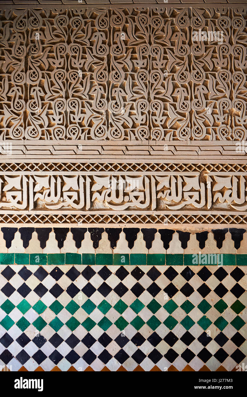 Travail en nid d'Mocarabe berbère et décorations en plâtre carreaux design berbère du 17e siècle des ambassadeurs Pavillion berbère construit Sultan Moulay Banque D'Images