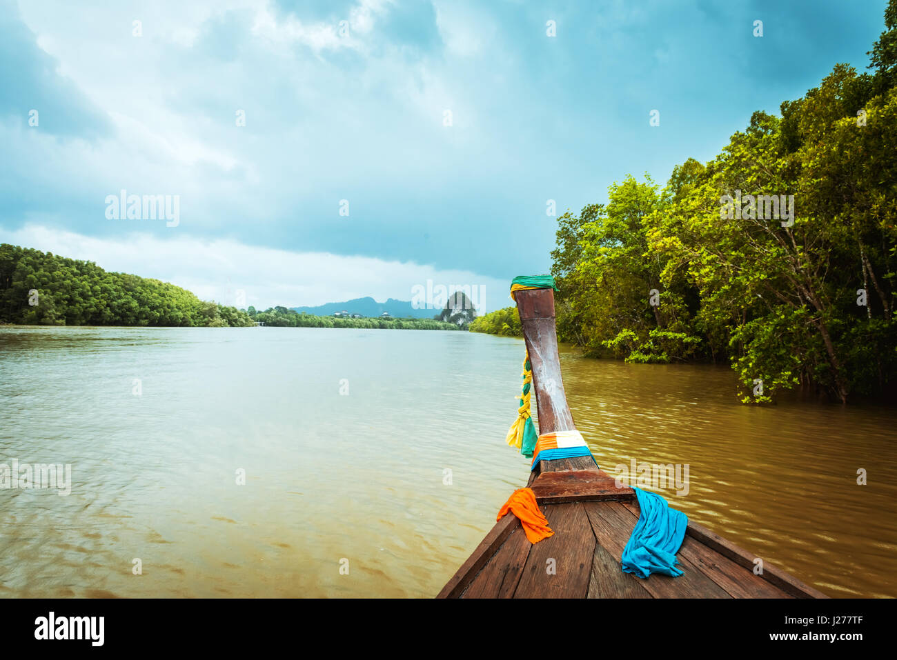 Bateau longtail en bois de la rivière Krabi de Pak Nam Thaïlande Banque D'Images