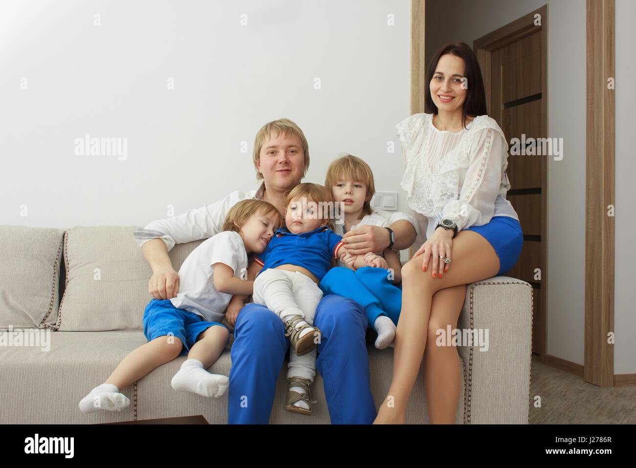 Family relaxing on sofa Banque D'Images