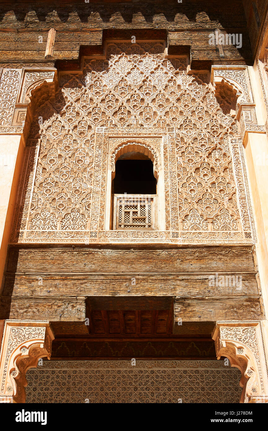 Morcabe arabesque berbère gypseries du 14e siècle Madersa Ben Youssef (Collège islamique) re-construit par le Sultan Saadien Abdallah al-Ghalib Banque D'Images