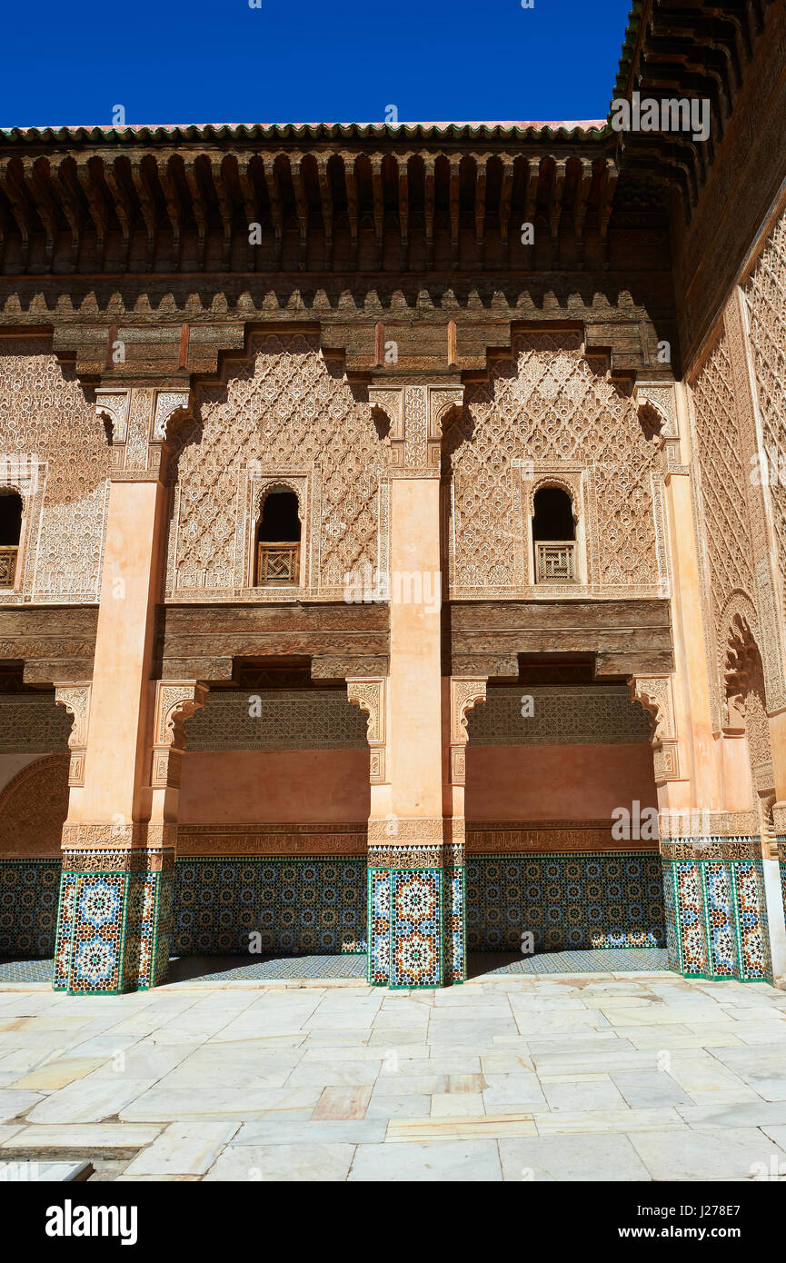 Morcabe arabesque berbère gypseries du 14e siècle Madersa Ben Youssef (Collège islamique) re-construit par le Sultan Saadien Abdallah al-Ghalib Banque D'Images