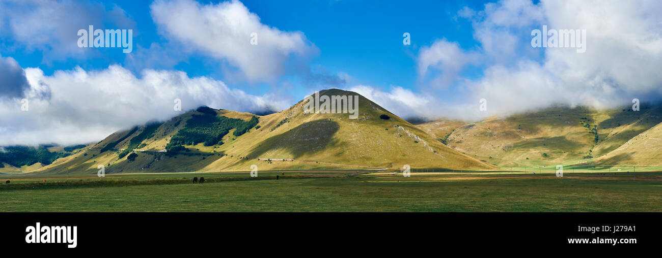 Piano Grande, grande plaine de Castelluccio di Norcia, Parco Nazionale dei Monti Sibillini , Apennins, Ombrie, Italie. Banque D'Images