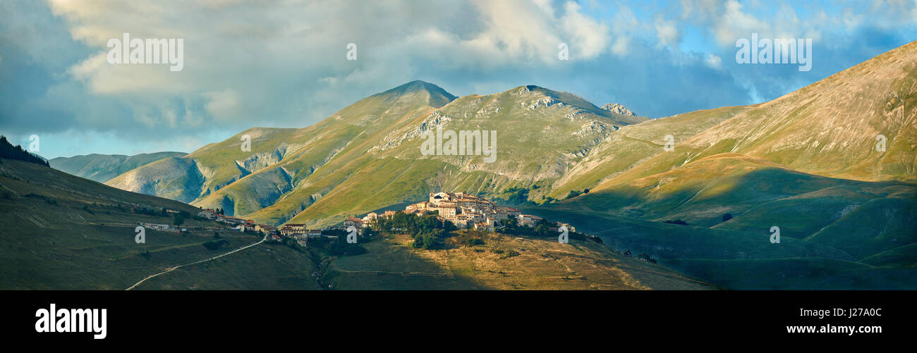 La ville vallonnée de Castelluccio di Norcia, Parco Nazionale dei Monti Sibillini , Apennins, Ombrie, Italie. Banque D'Images