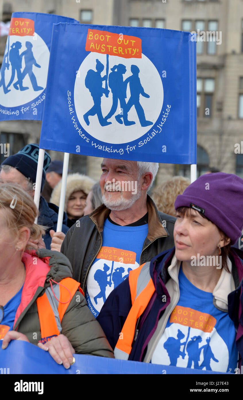 Liverpool, Royaume-Uni. 25 avr 2017. Les travailleurs sociaux 100 mile mars anti-austérité arrive à Liverpool. Les travailleurs sociaux ont atteint Liverpools Pier Head à la suite d'une journée de sept, 100 Mile à pied de Birmingham pour protester contre l'austérité. Réalisateur de film a approuvé le démarrage de la campagne d'austérité, en disant : l'austérité provoque le chaos dans la vie de tant de personnes, et ce doit être confronté. Crédit : Simon Hadley/Alamy Live News Banque D'Images