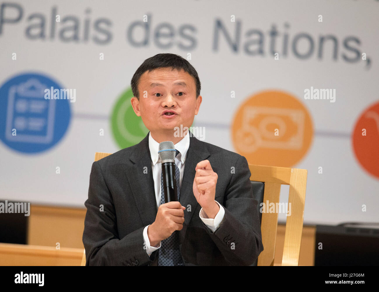 Genève, Suisse. Apr 25, 2017. Jack Ma, président de l'Alibaba et conseiller spécial de la Conférence des Nations Unies sur le commerce et le développement (CNUCED) sur les jeunes entrepreneurs et les petites entreprises, assiste à un haut niveau de dialogue e-commerce à Genève, Suisse, le 25 avril 2017. La CNUCED La troisième édition de la Semaine de l'E-Commerce, avec le thème "Vers l'E-Commerce Tout Compris', a débuté lundi et se poursuivra jusqu'au 28 avril. Credit : Xu Jinquan/Xinhua/Alamy Live News Banque D'Images