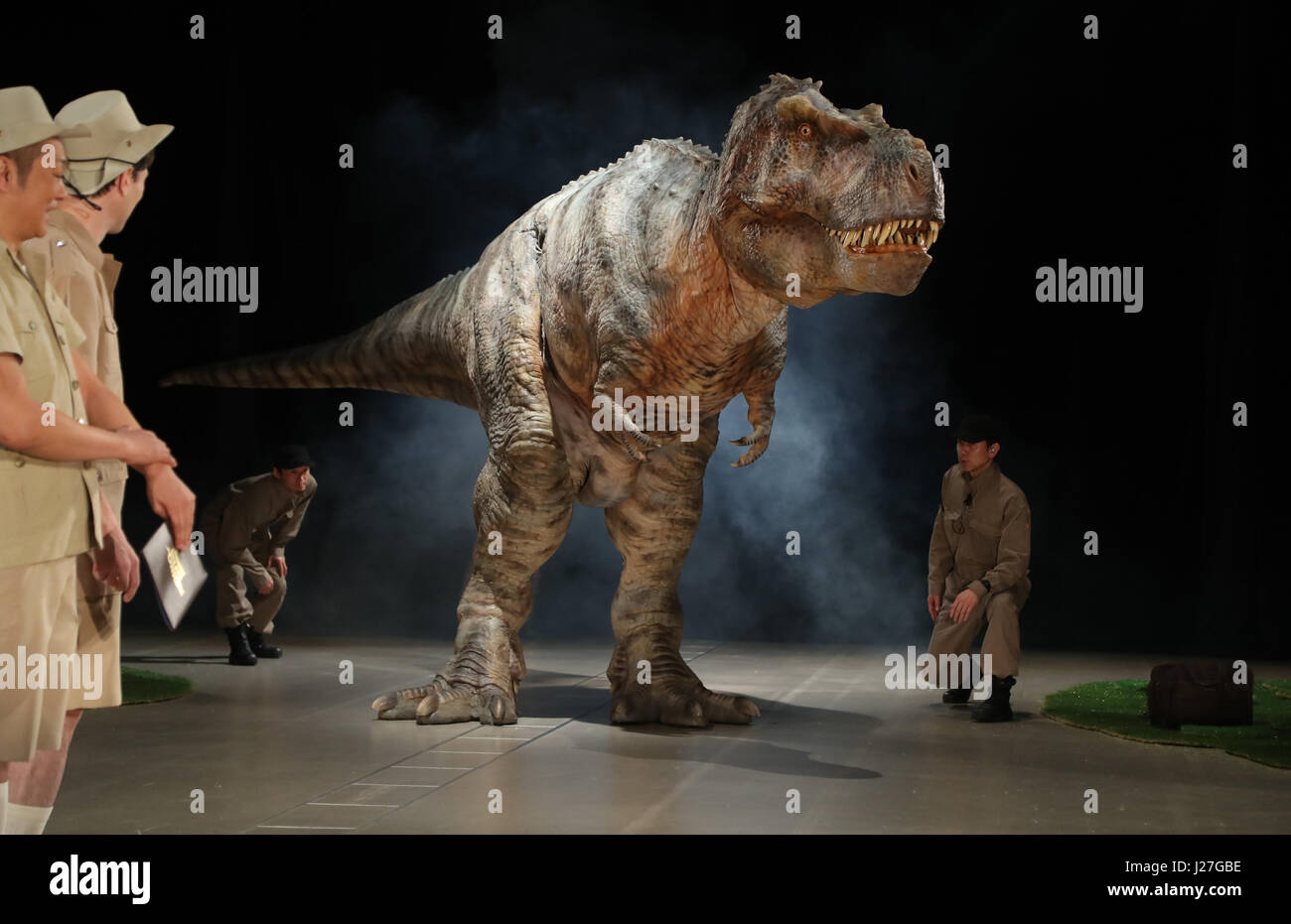 Tokyo Japon Apr 25 17 Un Acteur Portant Costume Mecanique En Forme De Dinosaure Dino Tronics Effectue Un Dinosaure Voir Dino Safari Apercu Lors D Une Conference De Presse A Tokyo Le Mardi 25
