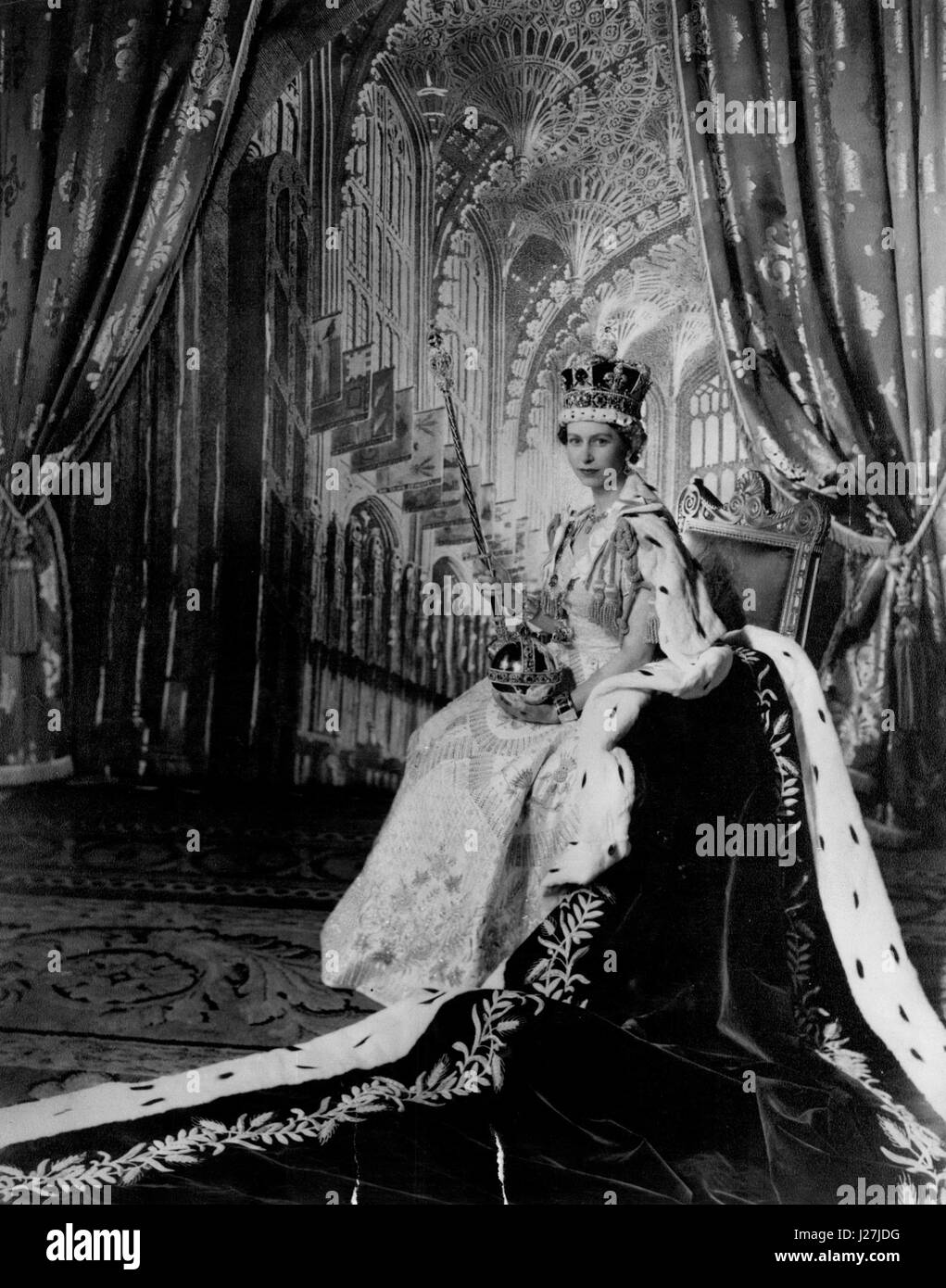 Juin 06, 1953 - La reine Elizabeth II. Dans la salle du trône du Palais de Buckingham après son couronnement : Sa Majesté la Reine Elizabeth II a posé pour cette photo faite par Cecil Beaton, dans la salle du trône au palais de Buckingham après son couronnement, le 2 juin.1953. Elle est vêtue de sa robe de couronnement et sa robe de velours pourpre. Sur sa tête est la couronne impériale. De la main gauche, elle tient l'Orbe, et à sa droite le sceptre avec croix. Sur ses poignets, elle porte la Armills ou bracelets de sincérité. (Crédit Image : © Keystone Press Agency/Keystone USA par ZUMAPRESS.com) Banque D'Images