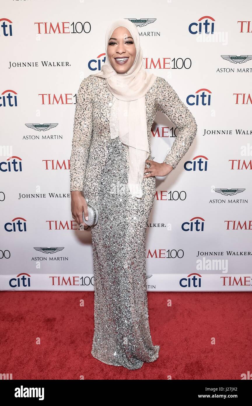 New York, NY, USA. Apr 25, 2017. Ibtihaj Muhammad arrivées à temps pour le dîner de gala 100 2017, Jazz at Lincoln Center's Frederick P. Rose Hall, New York, NY Le 25 avril 2017. Crédit : Steven Ferdman/Everett Collection/Alamy Live News Banque D'Images