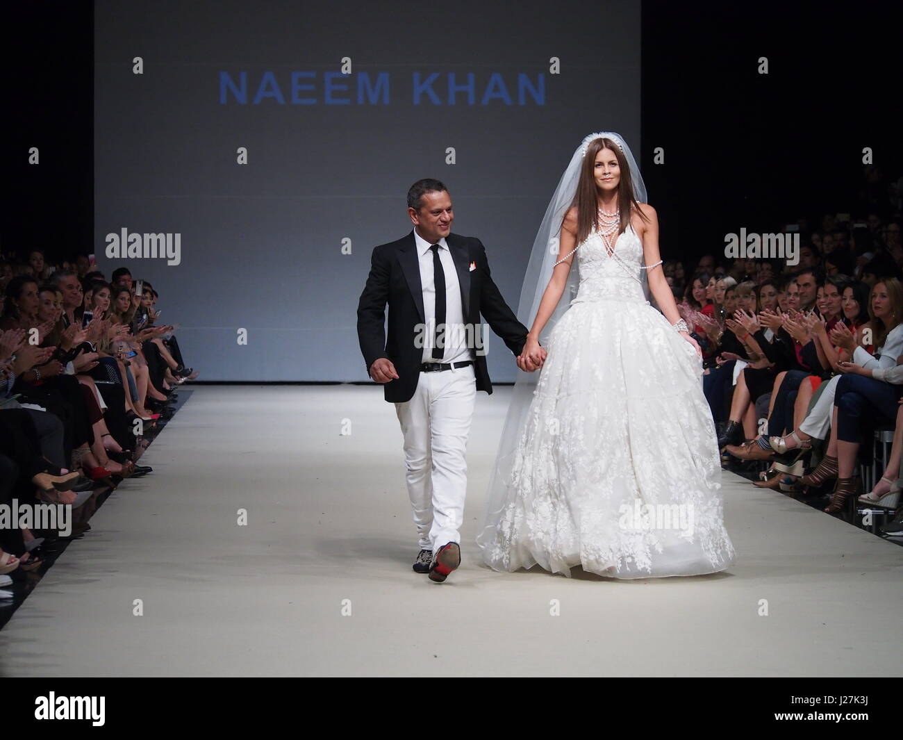 Lima, Pérou. Apr 25, 2017. Naeem Khan (L) et l'une de ses créations dans la Fashion Week 2017 Lima (LIFWEEK 2017) festival. Événement affiche les meilleurs designers péruvienne pour l'automne-hiver 2017 du 25 au 28/07 à la Convention Centre de Lima. Credit : Agence de presse Fotoholica/Alamy Live News Banque D'Images