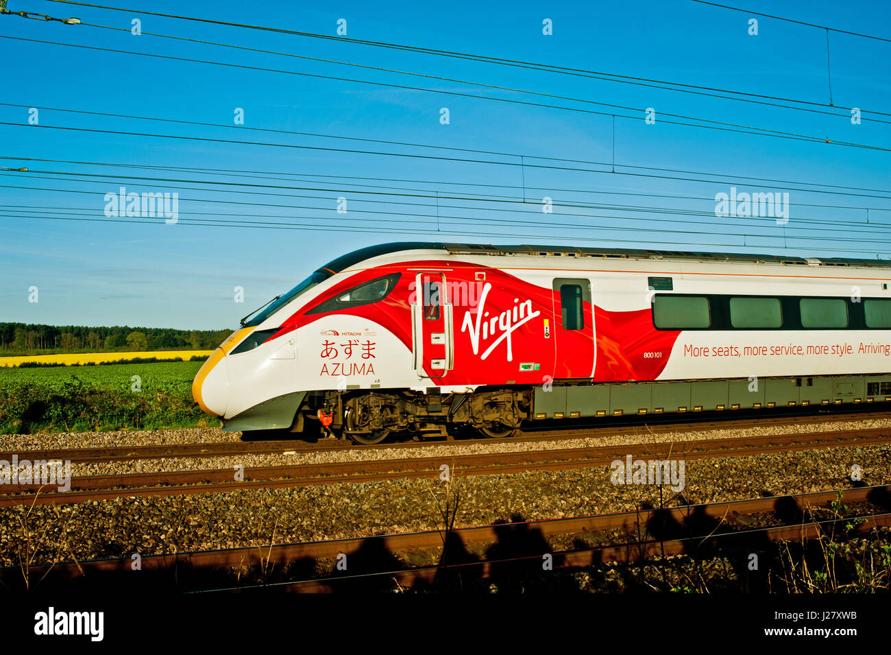 Azuma Hitachi train à Beningbrough Yorkshire sur le cas de quatre trains 0n 23 Avril 2017 Banque D'Images