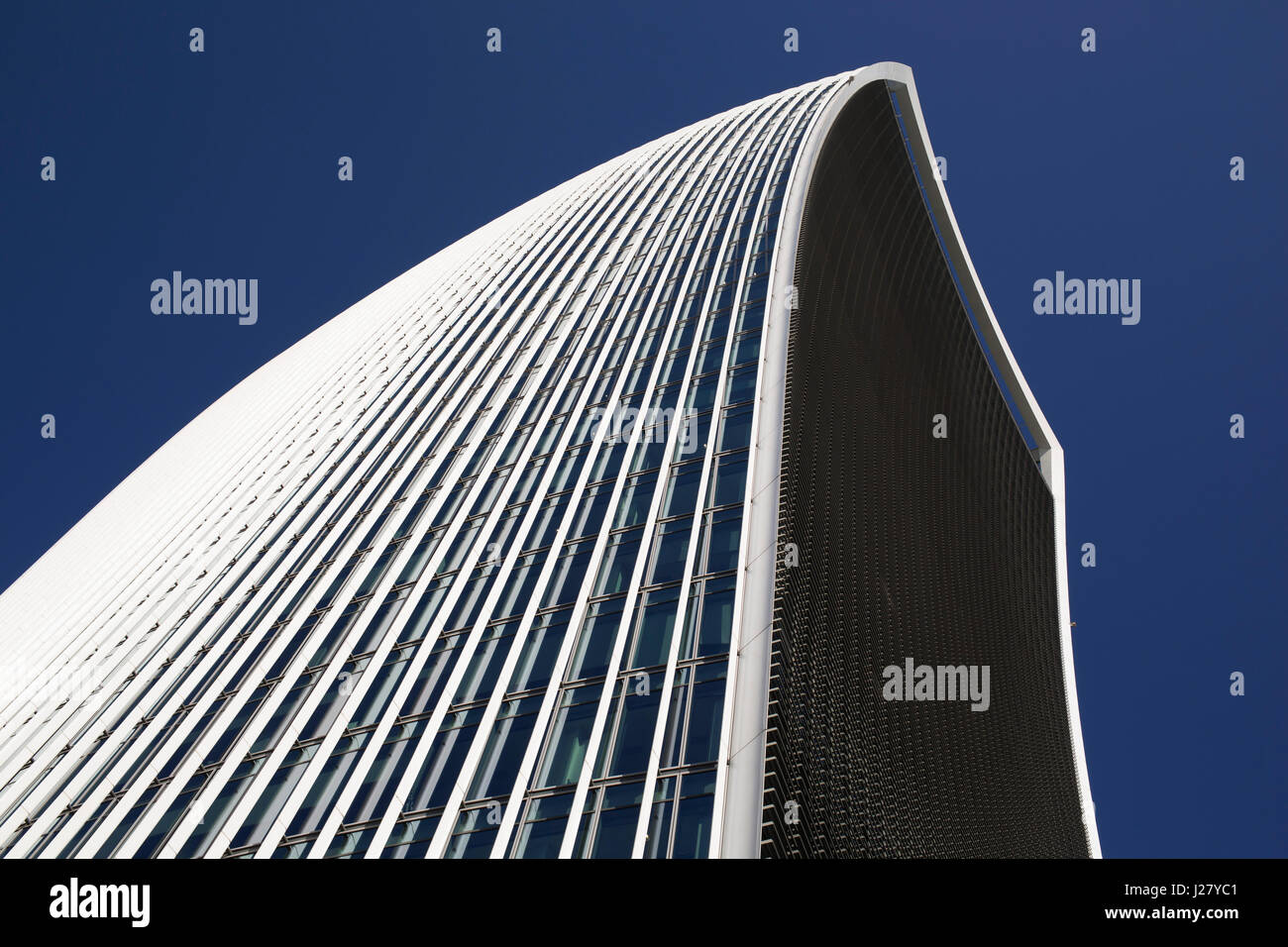 20 Fenchurch Street est un gratte-ciel commerciaux à Londres qui tient son nom de son adresse sur Fenchurch Street, dans la ville historique de Londres quartier financier. Il a été surnommé le talkie walkie en raison de sa forme caractéristique. La construction a été terminée au printemps 2014, et le dernier étage, le sky garden a ouvert ses portes en janvier 2015. Le bâtiment de 34 étages est 160 m 525 ft de haut, ce qui en fait le sixième plus haut édifice de la ville de Londres et le 12e plus haut de Londres, Angleterre, Royaume-Uni. Banque D'Images