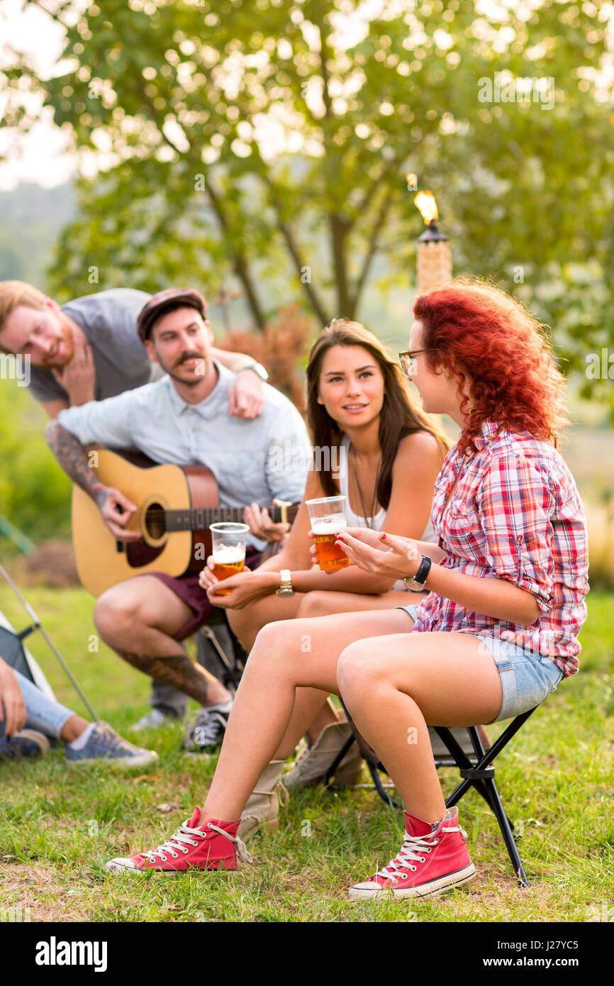 Les femmes et les hommes la socialisation dans la nature Banque D'Images