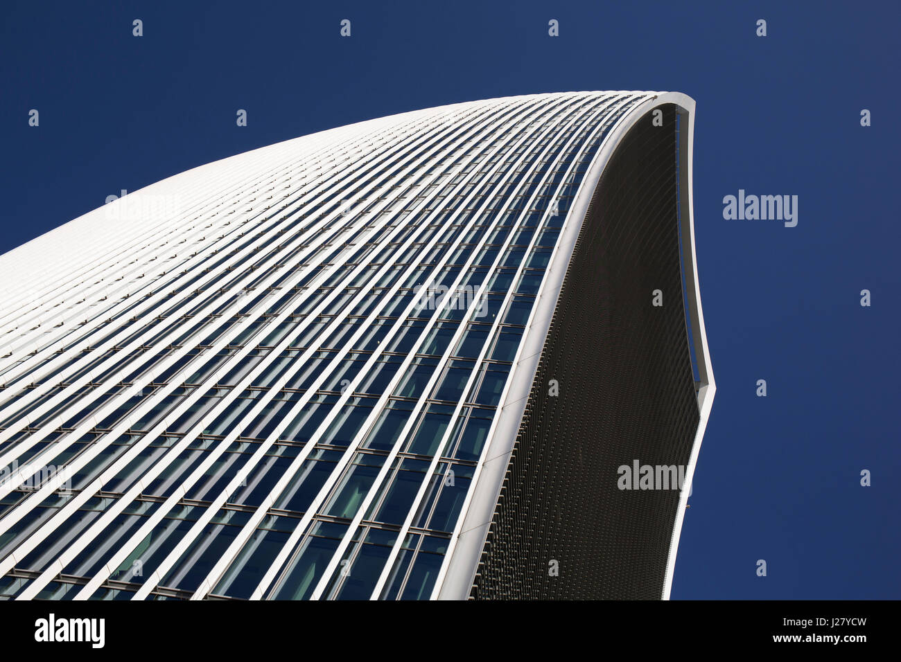 20 Fenchurch Street est un gratte-ciel commerciaux à Londres qui tient son nom de son adresse sur Fenchurch Street, dans la ville historique de Londres quartier financier. Il a été surnommé le talkie walkie en raison de sa forme caractéristique. La construction a été terminée au printemps 2014, et le dernier étage, le sky garden a ouvert ses portes en janvier 2015. Le bâtiment de 34 étages est 160 m 525 ft de haut, ce qui en fait le sixième plus haut édifice de la ville de Londres et le 12e plus haut de Londres, Angleterre, Royaume-Uni. Banque D'Images