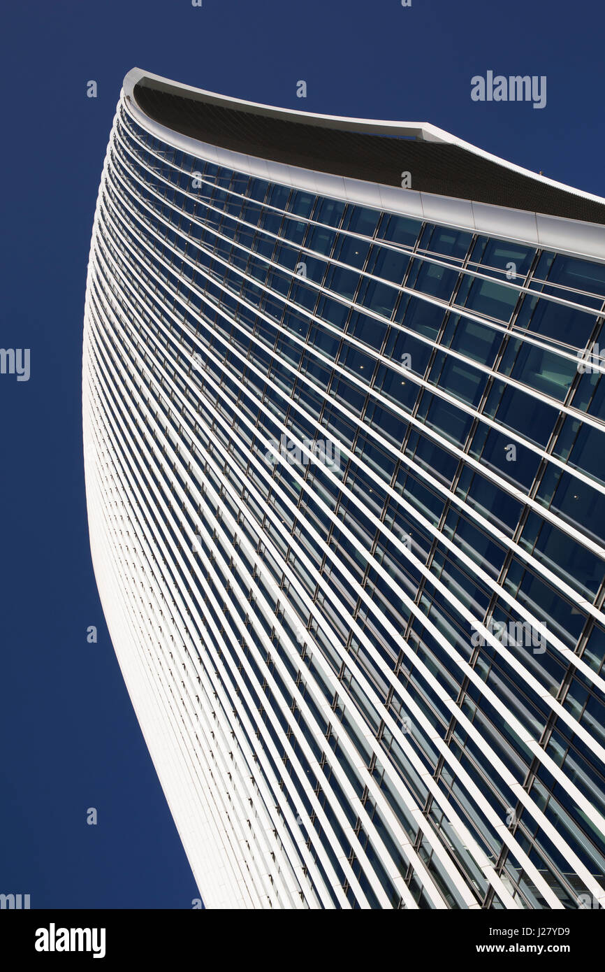 20 Fenchurch Street est un gratte-ciel commerciaux à Londres qui tient son nom de son adresse sur Fenchurch Street, dans la ville historique de Londres quartier financier. Il a été surnommé le talkie walkie en raison de sa forme caractéristique. La construction a été terminée au printemps 2014, et le dernier étage, le sky garden a ouvert ses portes en janvier 2015. Le bâtiment de 34 étages est 160 m 525 ft de haut, ce qui en fait le sixième plus haut édifice de la ville de Londres et le 12e plus haut de Londres, Angleterre, Royaume-Uni. Banque D'Images