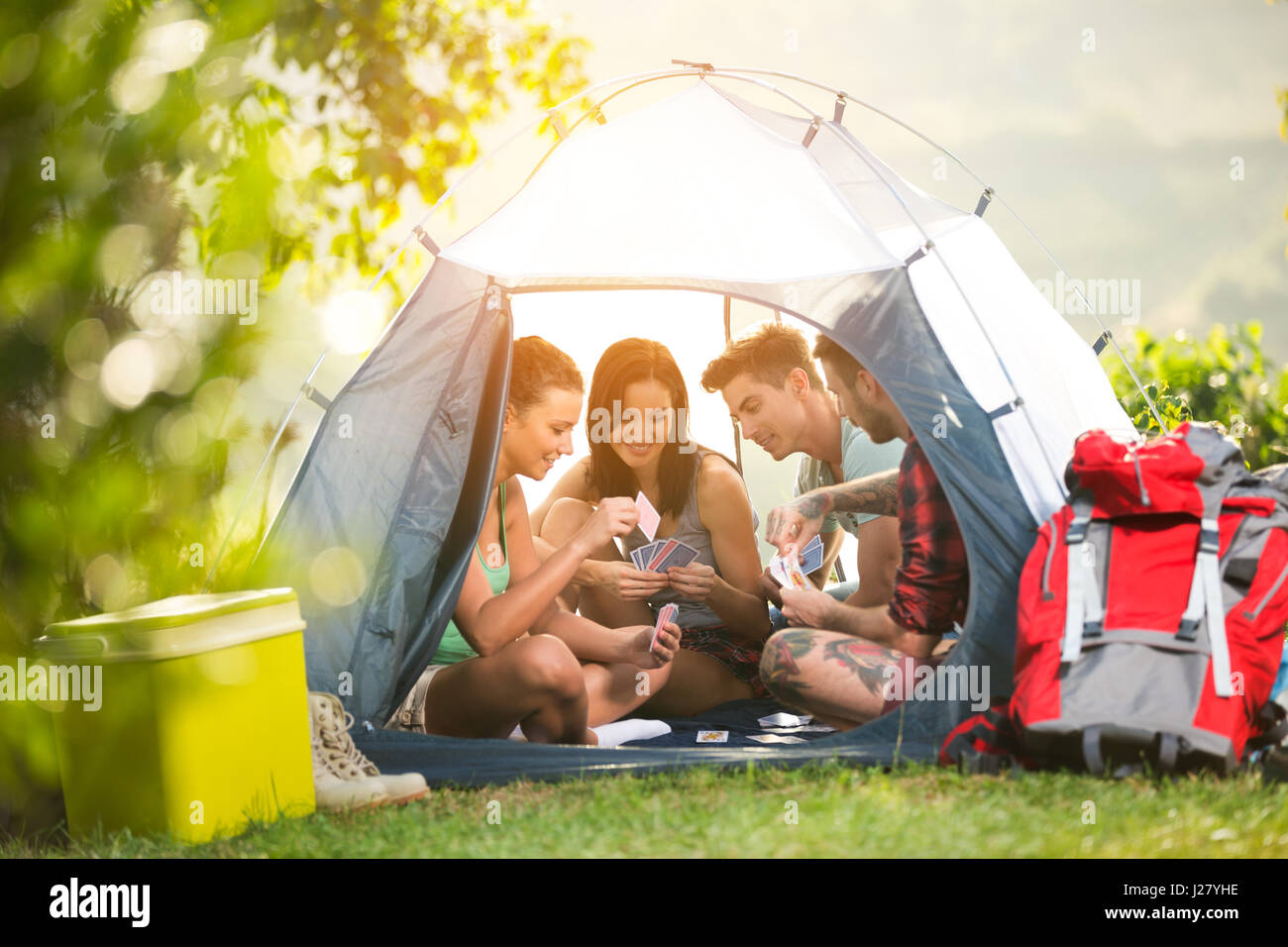 Les jeunes amis de s'amuser dans la tente on camping trip Banque D'Images