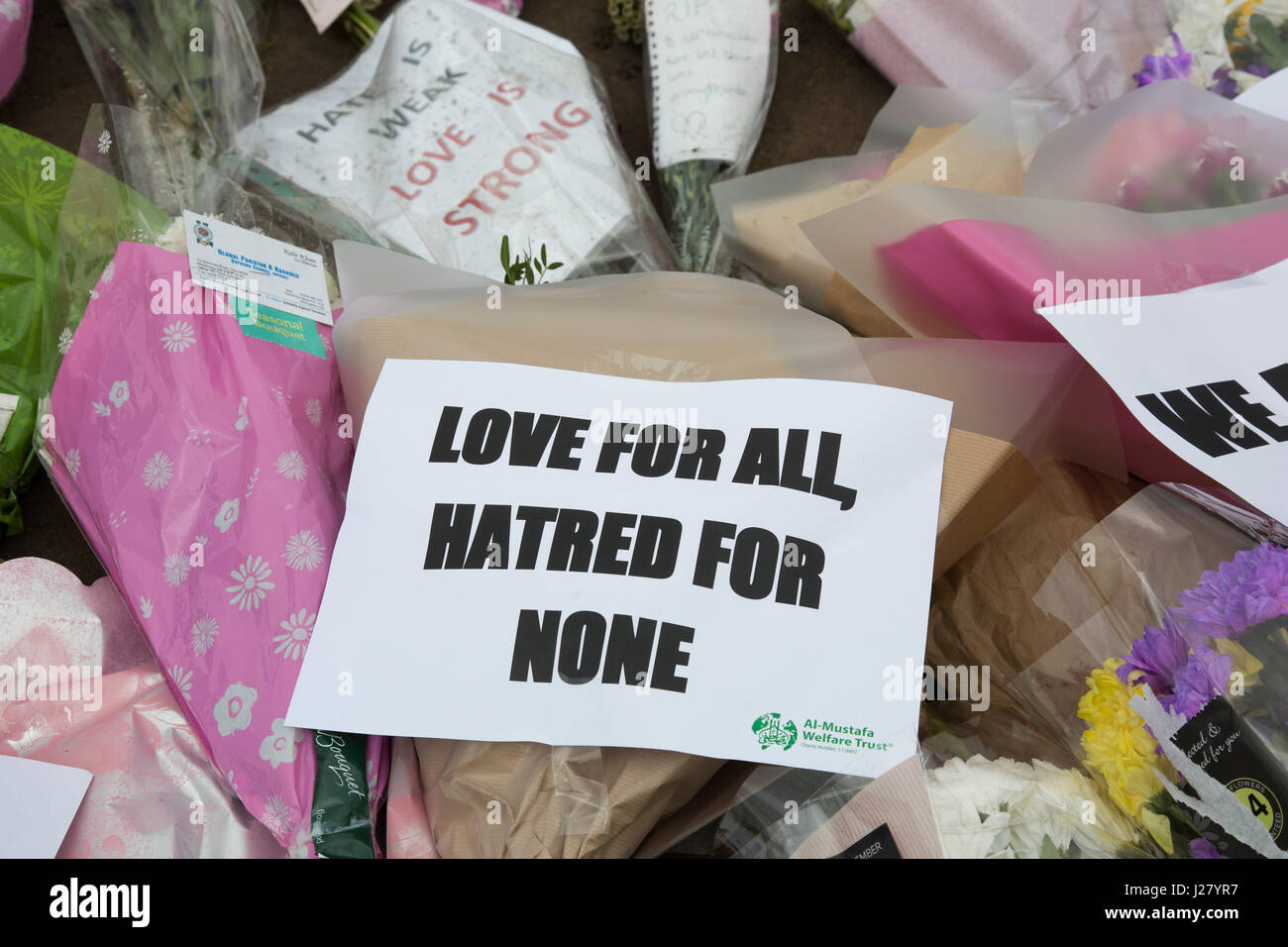 Fleurs et Memorial Avis aux PC Keith Palmer qui a été tué au cours de l'attaque terroriste de Westminster à Londres, Angleterre, Royaume-Uni. Banque D'Images