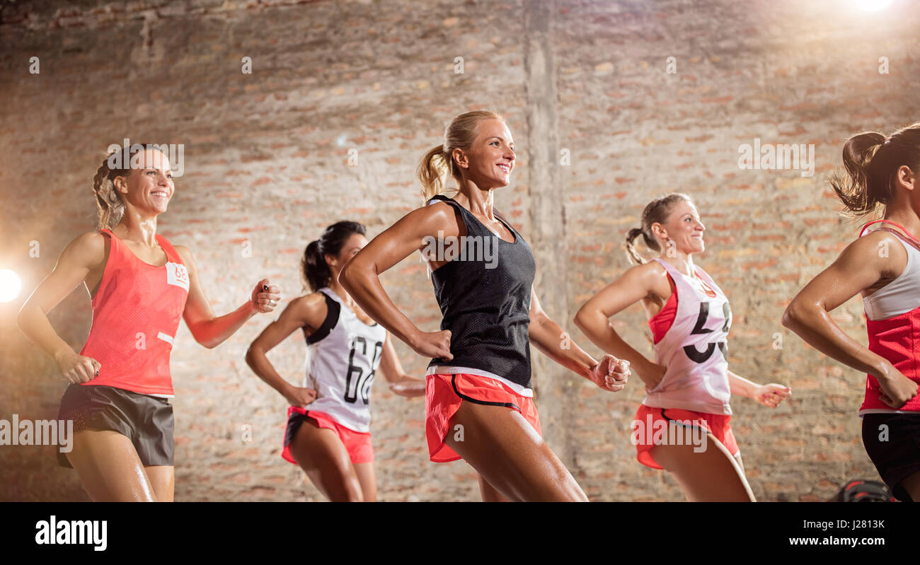 Groupe de jeunes femmes smiling while doing exercise Banque D'Images