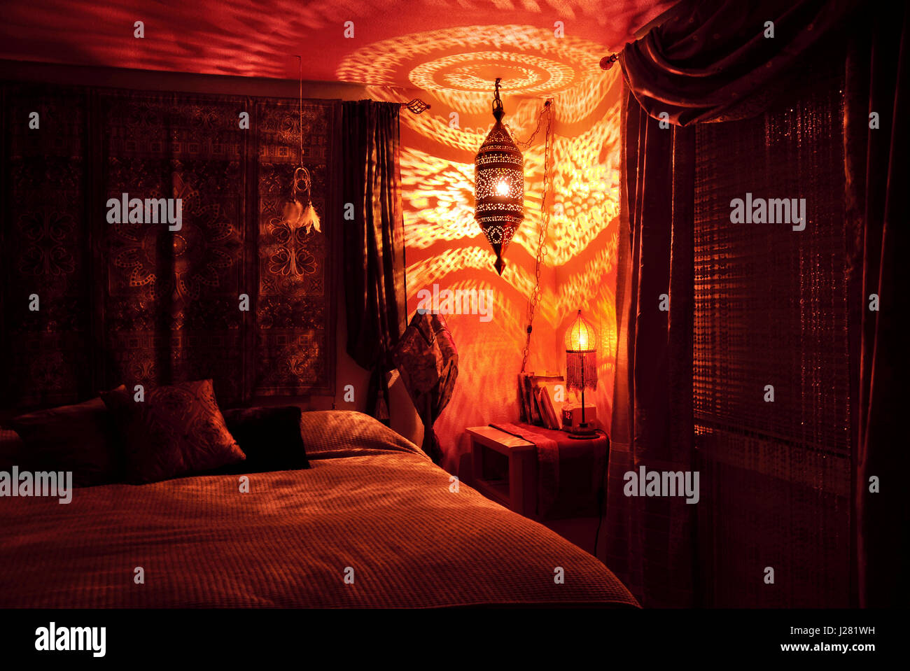 Chambre à coucher marocain avec lampe marocaine dans la nuit Photo Stock -  Alamy