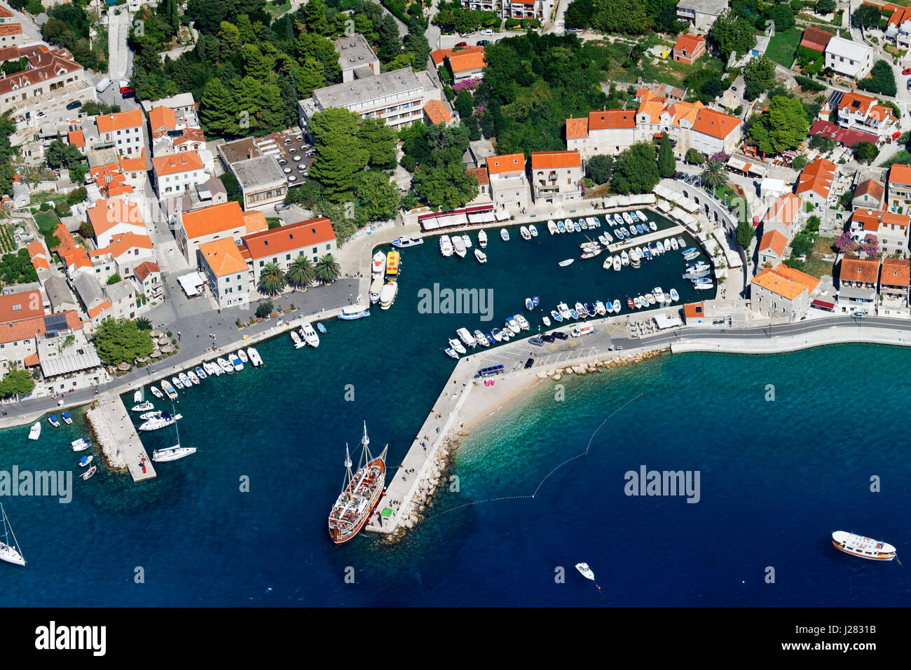 Photo aérienne de la ville de Bol sur l'île de Brač, Croatie Banque D'Images