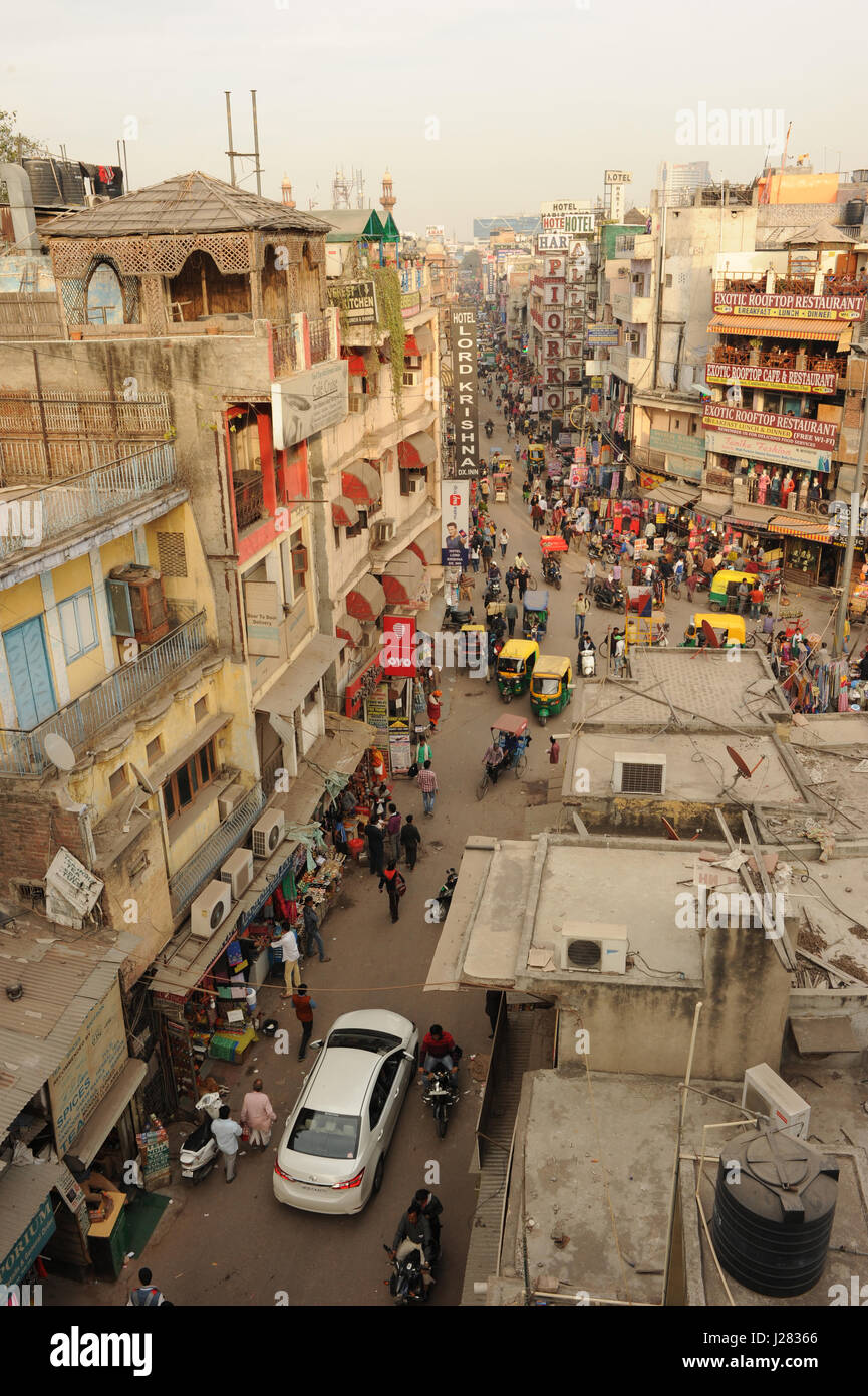 Vue montrant une scène de rue sur Main bazar road à Paharganj, New Delhi, Inde. photographie prise depuis le toit de l'hôtel Shelton Banque D'Images