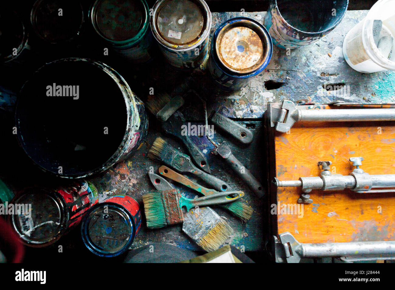 Vue de dessus de pots de peinture avec des pinceaux sur table en bois Banque D'Images