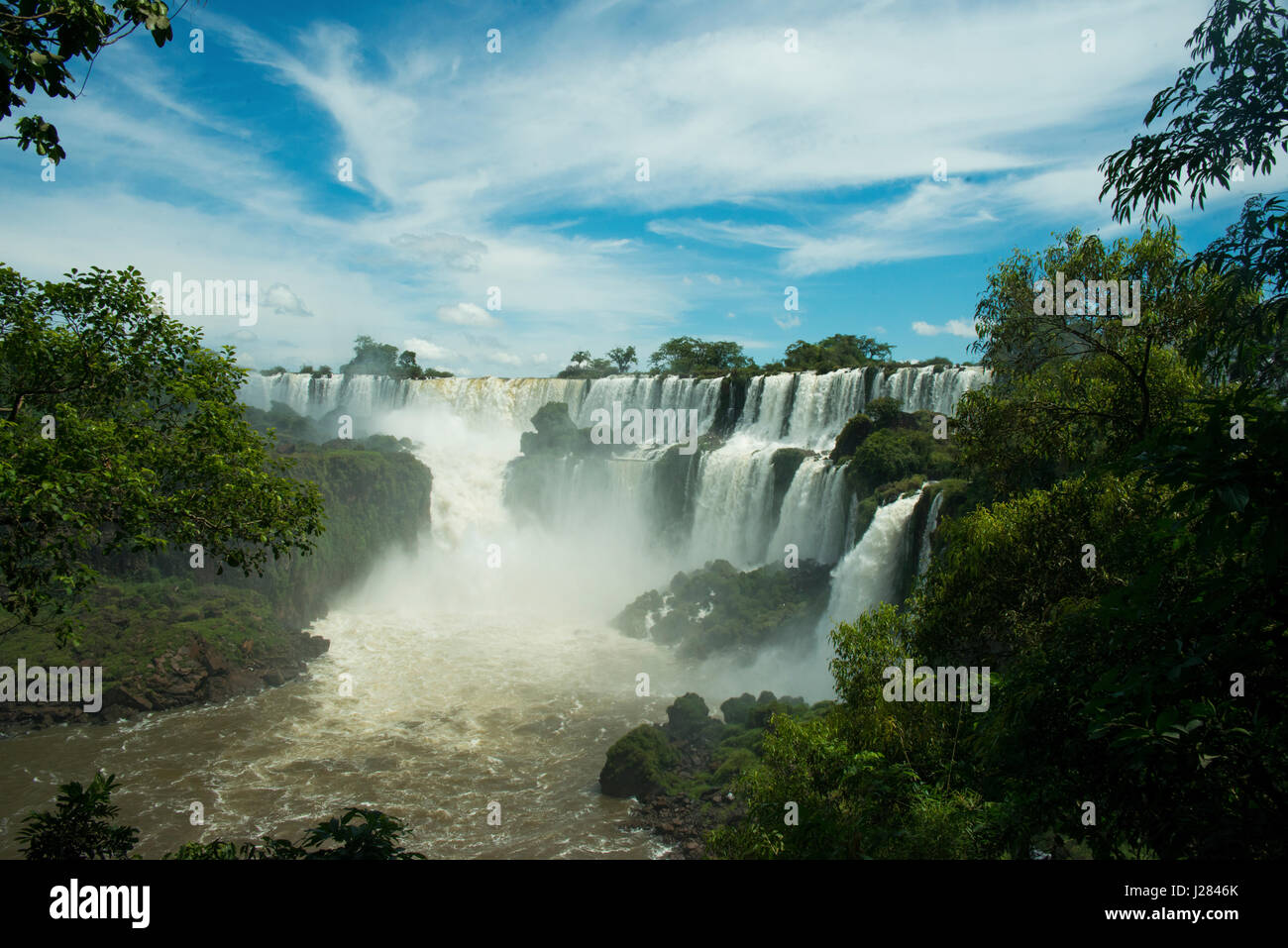 Vue panoramique des chutes d'Iguaçu contre ciel à national park Banque D'Images