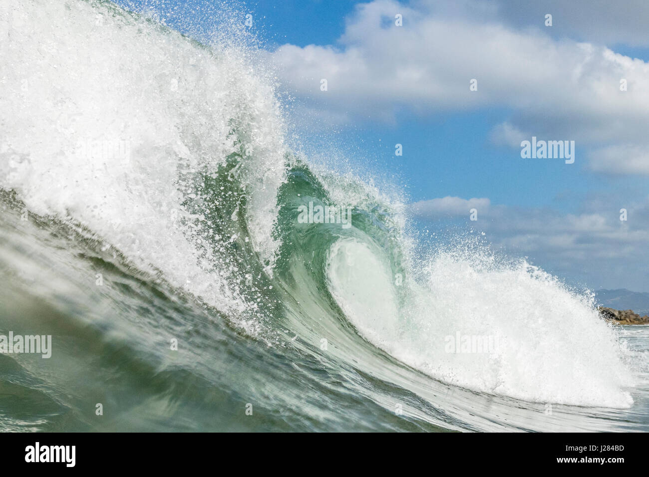 Éclaboussures des vagues en mer contre sky Banque D'Images