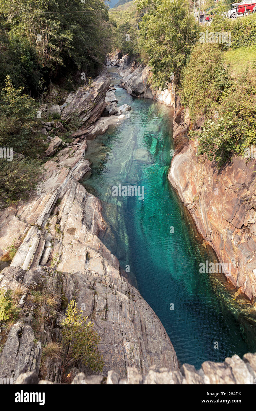 High angle view of Verzasca river qui s'écoule par rock formations Banque D'Images