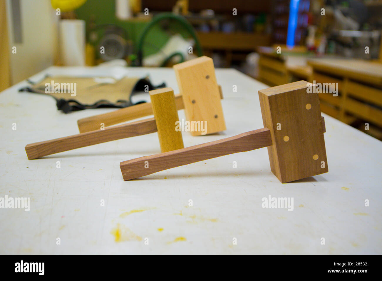 Les maillets en bois sur la table dans l'atelier Banque D'Images