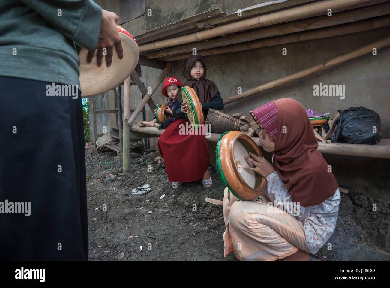 Un groupe d'enfants ruraux jouant rebana, comme ils se forment pour un spectacle de musique islamique à Buni, Bekasi , West Java, Indonésie. Banque D'Images